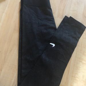 Snake design Nike Pro tights